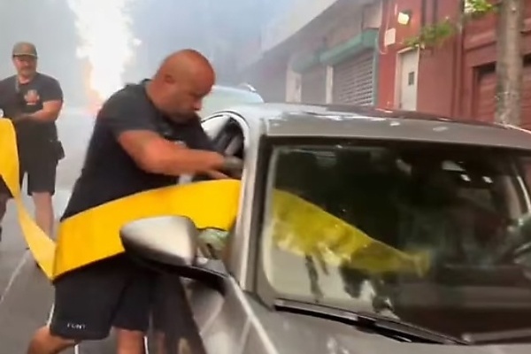 New York City Firefighters Breaks A Car’s Windows To Pass A Hose After A Driver Blocked A Fire Hydrant - autojosh 