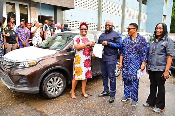 Sanwo-Olu Presents Official Vehicles To Directors In Public Service To Increase Productivity - autojosh 