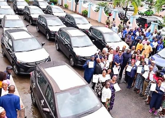 Sanwo-Olu Presents Official Vehicles To Directors In Public Service To Increase Productivity - autojosh