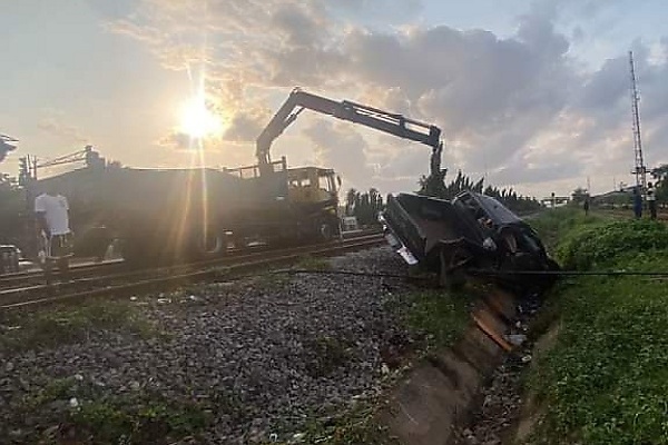 Toyota Hilux Overturns After Reckless Driver Collided With Oncoming Train In Lagos - No Injuries Recorded - autojosh 