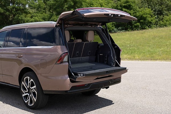 Lincoln Introduces Redesigned All-new 2025 Navigator SUV - autojosh 