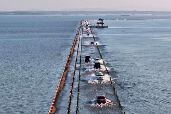 China’s Submerged Highway Dubbed “The Most Beautiful Road Under Water” Reopens To Traffic - autojosh