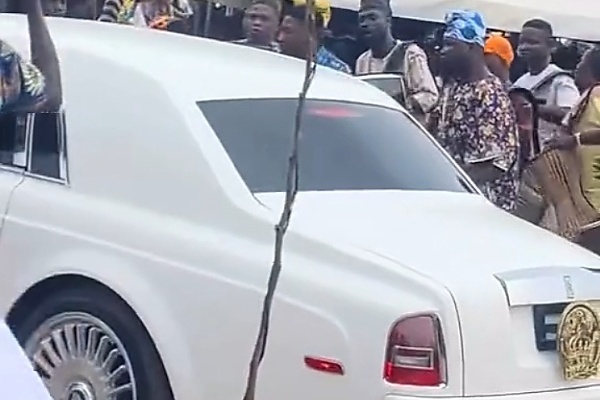 Moment Two Yoruba Masquerades Arrived At A Festival In Lagos In A N300m Rolls-Royce Phantom 7 - autojosh 