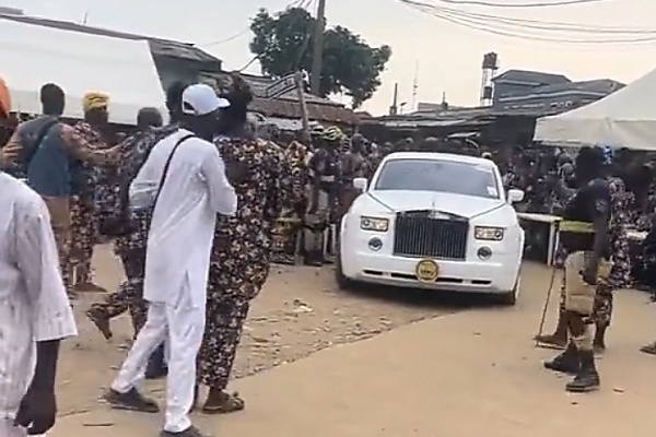 Moment Two Yoruba Masquerades Arrived At A Festival In Lagos In A N300m Rolls-Royce Phantom 7 - autojosh