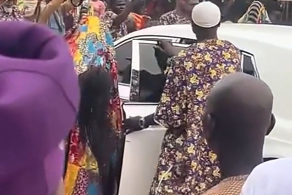 Moment Two Yoruba Masquerades Arrived At A Festival In Lagos In A N300m Rolls-Royce Phantom 7 - autojosh 