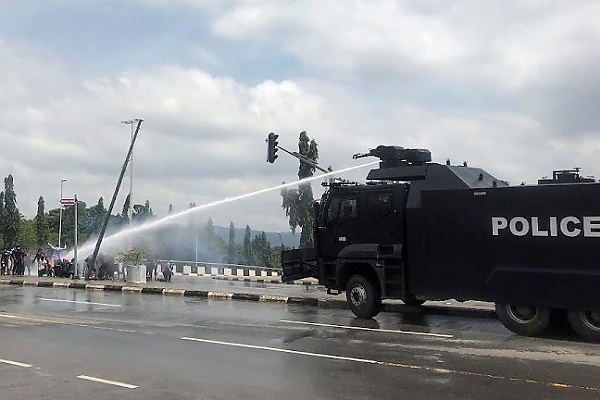 Protest : Moment Police Armored Water Cannon Truck Rammed Into NSCDC Truck, Injuring An Officer - autojosh