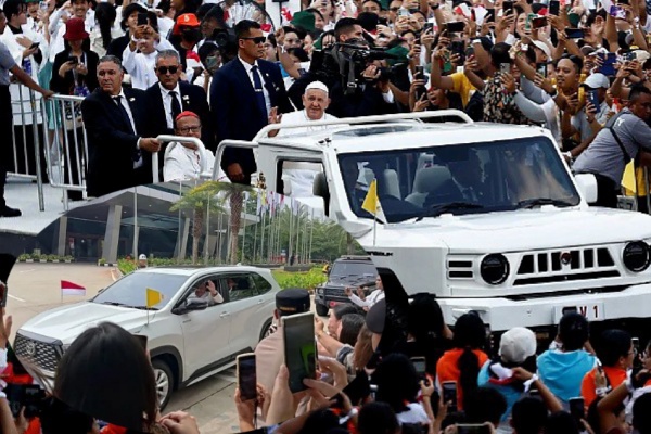 Cars Used By Pope Francis During His Visit To Indonesia, From Toyota Innova To Tiger MV3 Pope Mobile - autojosh