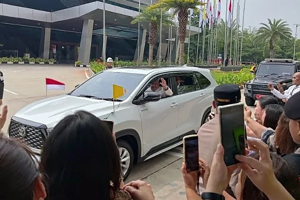 Cars Used By Pope Francis During His Visit To Indonesia, From Toyota Innova To Tiger MV3 Pope Mobile - autojosh 