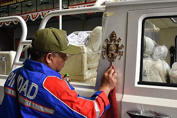 Cars Used By Pope Francis During His Visit To Indonesia, From Toyota Innova To Tiger MV3 Pope Mobile - autojosh 