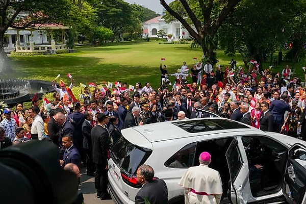 Cars Used By Pope Francis During His Visit To Indonesia, From Toyota Innova To Tiger MV3 Pope Mobile - autojosh