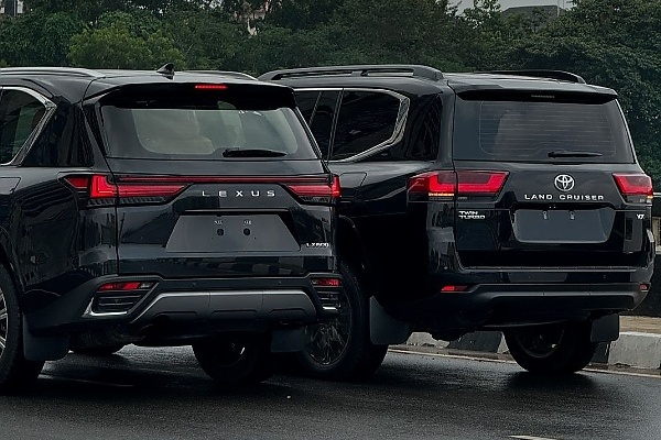 Today's Photos : Toyota Land Cruiser 300 Series And Lexus LX 600 Poses For Photos In Abuja - autojosh 