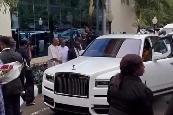 Watch The Delivery Of N1.5 Billion Rolls-Royce Cullinan Black Badge Gift To Bishop David Oyedepo - autojosh 