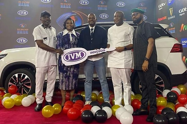 Photo News : Big Brother Naija Season 9 Winner, Kellyrae, Receives Innoson G5T SUV, ₦60M Cash Cheque - autojosh 