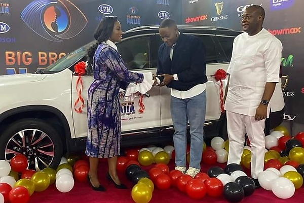 Photo News : Big Brother Naija Season 9 Winner, Kellyrae, Receives Innoson G5T SUV, ₦60M Cash Cheque - autojosh 