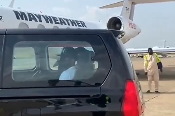 Throwback 2022 : Mayweather Arrives Nigeria In Custom Private Jet, Chauffeured In Innoson Vehicle - autojosh