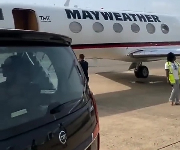 Throwback 2022 : Mayweather Arrives Nigeria In Custom Private Jet, Chauffeured In Innoson Vehicle - autojosh 