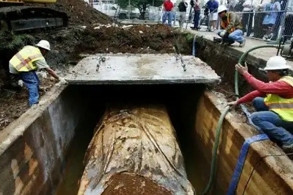 Rusty : How A 1957 Plymouth Buried Underground For 50yrs Looked Like When It Was Exhumed In 2007 - autojosh