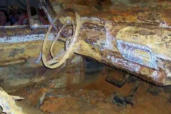 Rusty : How A 1957 Plymouth Buried Underground For 50yrs Looked Like When It Was Exhumed In 2007 - autojosh 