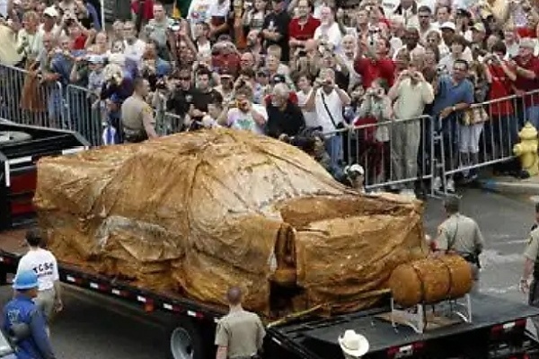 Rusty : How A 1957 Plymouth Buried Underground For 50yrs Looked Like When It Was Exhumed In 2007 - autojosh 