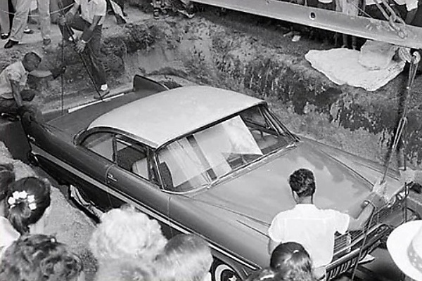 Rusty : How A 1957 Plymouth Buried Underground For 50yrs Looked Like When It Was Exhumed In 2007 - autojosh 