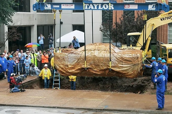 Rusty : How A 1957 Plymouth Buried Underground For 50yrs Looked Like When It Was Exhumed In 2007 - autojosh 