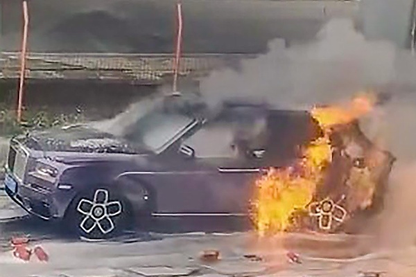 Watch Shocking Moment A N1.5 Billion Rolls-Royce Cullinan Suddenly Bursts Into Flames - autojosh