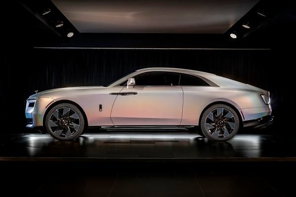 One-Of-One Rolls-Royce Spectre Finished In Paint That Creates Captivating ‘Rainbow’ Effect - autojosh 