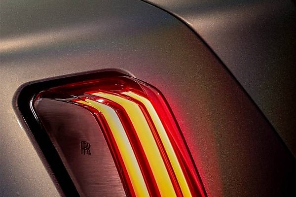 One-Of-One Rolls-Royce Spectre Finished In Paint That Creates Captivating ‘Rainbow’ Effect - autojosh 