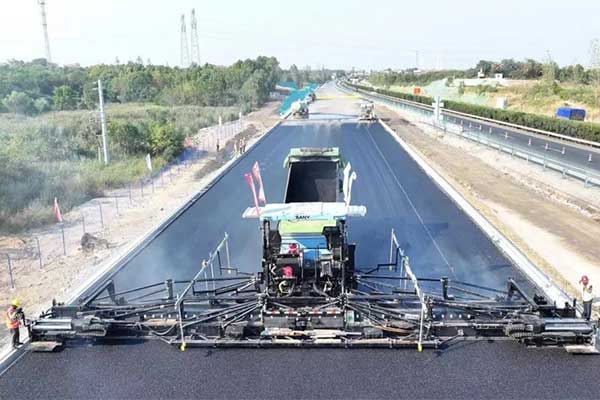 China Built A 157 Km, Four-Lane Highway With Minimal Human Assistant