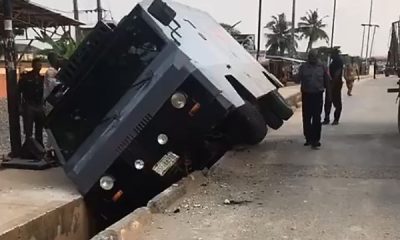 Photo : Nigerian Police Bullion Van Falls Into Gutter In Lagos Due To Steering Problem - autojosh