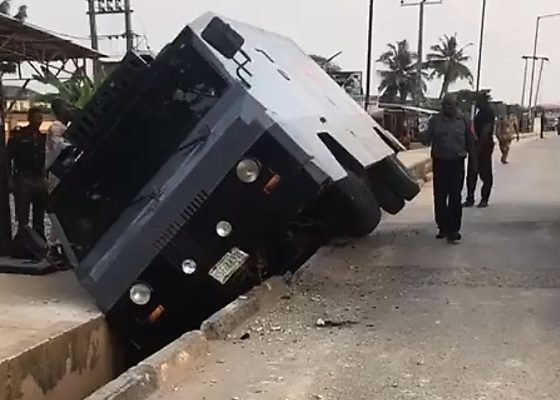 Photo : Nigerian Police Bullion Van Falls Into Gutter In Lagos Due To Steering Problem - autojosh