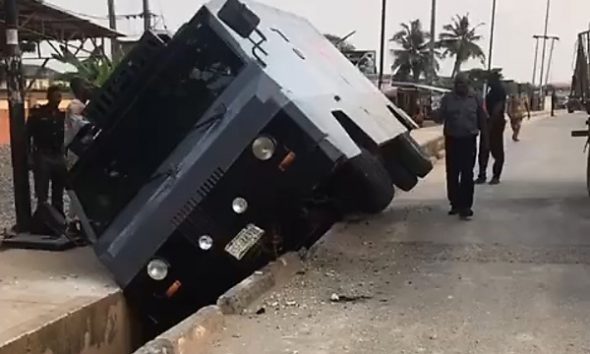 Photo : Nigerian Police Bullion Van Falls Into Gutter In Lagos Due To Steering Problem - autojosh