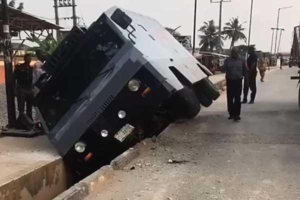 Photo : Nigerian Police Bullion Van Falls Into Gutter In Lagos Due To Steering Problem - autojosh