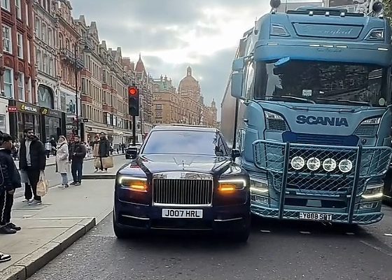 Rolls-Royce Cullinan Worth ₦1.5b And Scania Truck Involved In Crash - But Who Do You Think Is At Fault? - autojosh