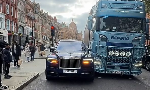 Rolls-Royce Cullinan Worth ₦1.5b And Scania Truck Involved In Crash - But Who Do You Think Is At Fault? - autojosh