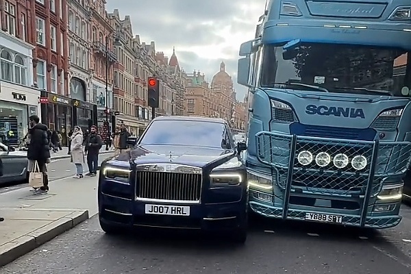 Rolls-Royce Cullinan Worth ₦1.5b And Scania Truck Involved In Crash - But Who Do You Think Is At Fault? - autojosh 