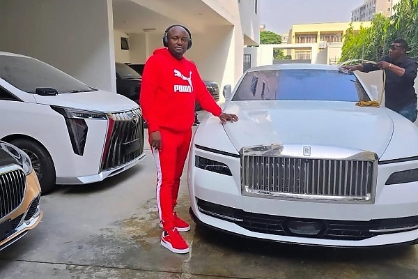 Davido Takes Delivery Of His All-electric Rolls-Royce Spectre Worth N900 Million - autojosh 