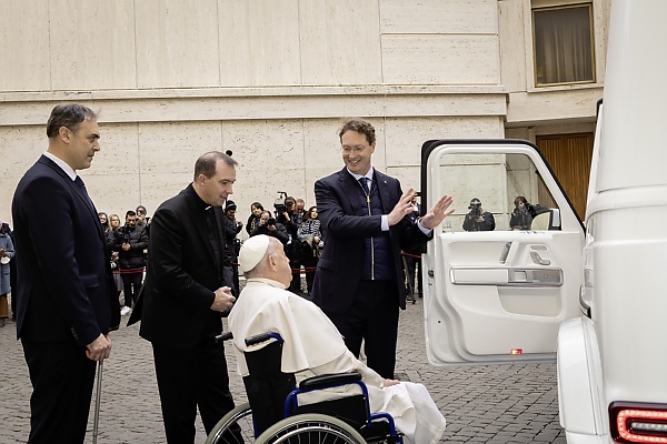 Pope Francis Receives Electric G-Class-based “Popemobile” From Mercedes-Benz - autojosh 