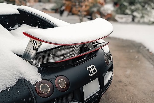 Today's Photos : Bugatti Veyron Still Shines Through Despite Being Covered In Thick Snow - autojosh 