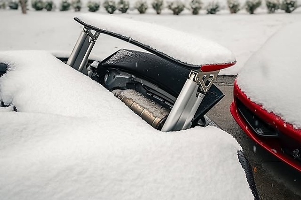 Today's Photos : Bugatti Veyron Still Shines Through Despite Being Covered In Thick Snow - autojosh 