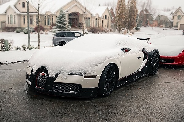 Today's Photos : Bugatti Veyron Still Shines Through Despite Being Covered In Thick Snow - autojosh 