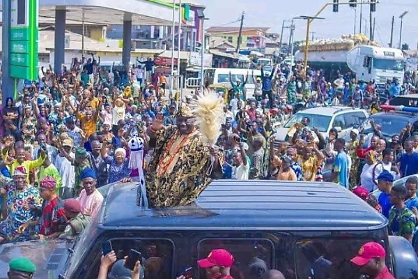 Photo News : New Alaafin Of Oyo Waves Through The Sunroof Of Mercedes G-Class - autojosh