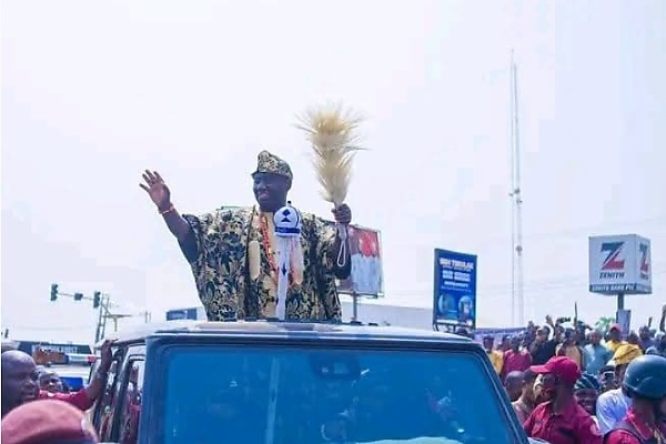 Photo News : New Alaafin Of Oyo Waves Through The Sunroof Of Mercedes G-Class - autojosh 