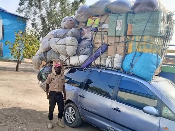 Overloading A Car Is Dangerous : Apprehended Overloaded Vehicle In The U.S Versus Nigeria (PHOTOS) - autojosh 