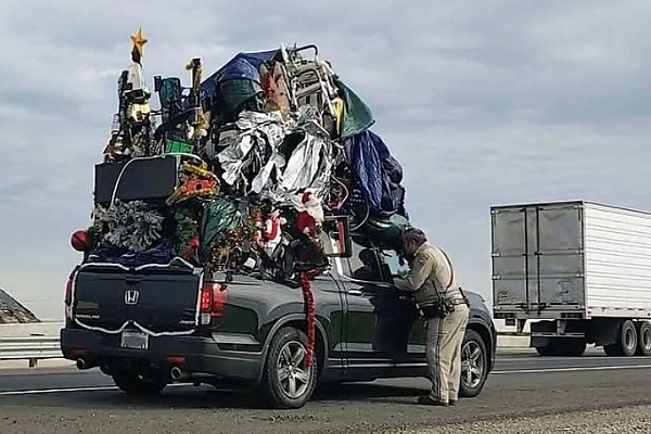 Overloading A Car Is Dangerous : Apprehended Overloaded Vehicle In The U.S Versus Nigeria (PHOTOS) - autojosh 