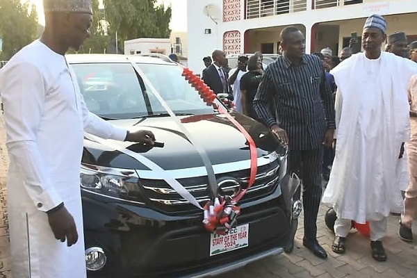 EFCC Rewards ‘Staff Of The Year’ With Brand New Car, Best Staff In Departments Got N500,000 Each - autojosh
