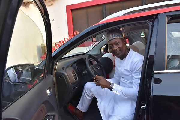 EFCC Rewards ‘Staff Of The Year’ With Brand New Car, Best Staff In Departments Got N500,000 Each - autojosh 