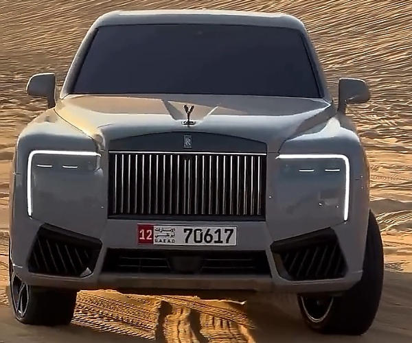 Only In Dubai : Someone Took ₦1.7 Billion Rolls-Royce Cullinan Series II For Off-roading Adventure In Desert - autojosh 