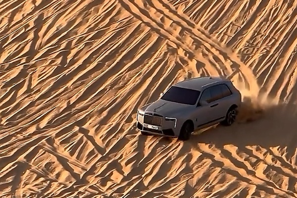 Only In Dubai : Someone Took ₦1.7 Billion Rolls-Royce Cullinan Series II For Off-roading Adventure In Desert - autojosh 