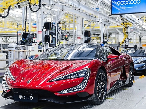 BYD’s YangWang U9 Supercar Skillfully Jumps Over Road Spikes, Potholes While Driving Itself (Video) - autojosh 